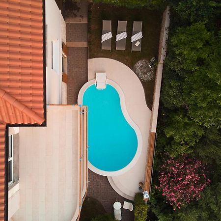 Luxurious City Retreat With Pool シベニク エクステリア 写真