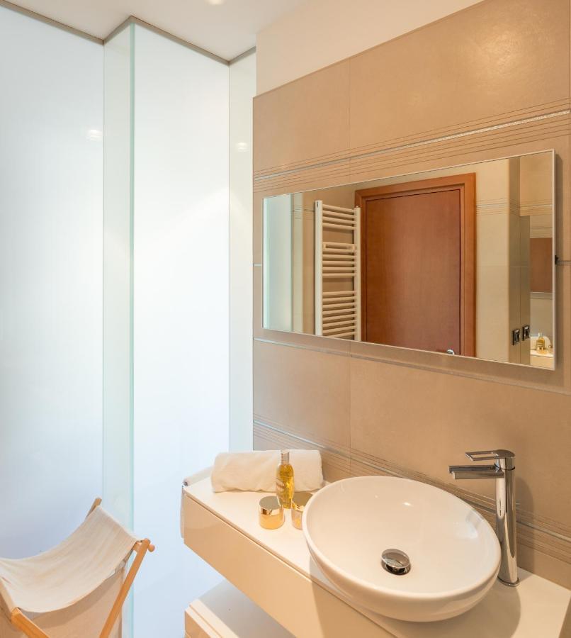 Luxurious City Retreat With Pool シベニク エクステリア 写真