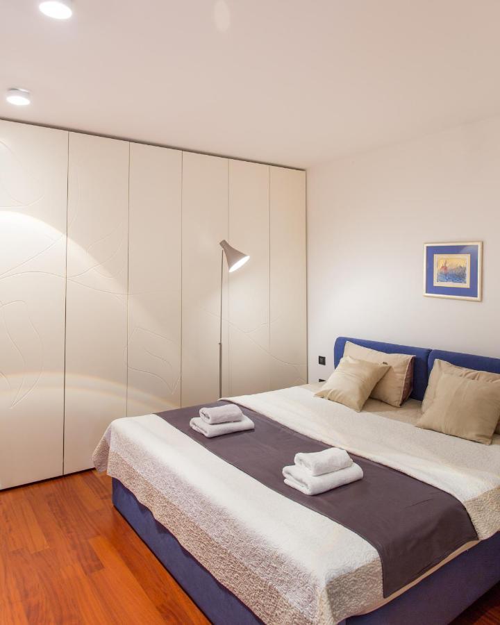 Luxurious City Retreat With Pool シベニク エクステリア 写真