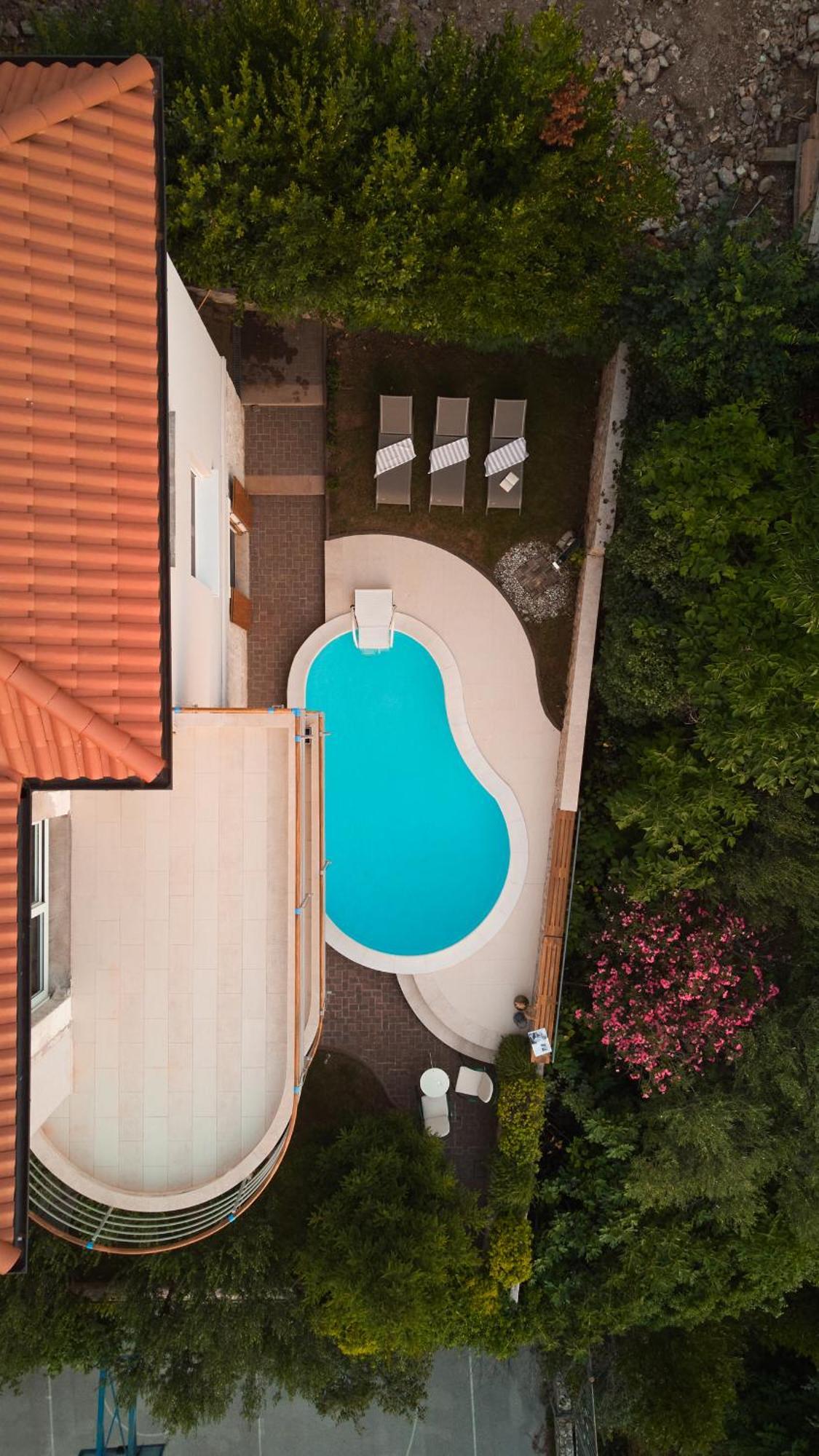 Luxurious City Retreat With Pool シベニク エクステリア 写真
