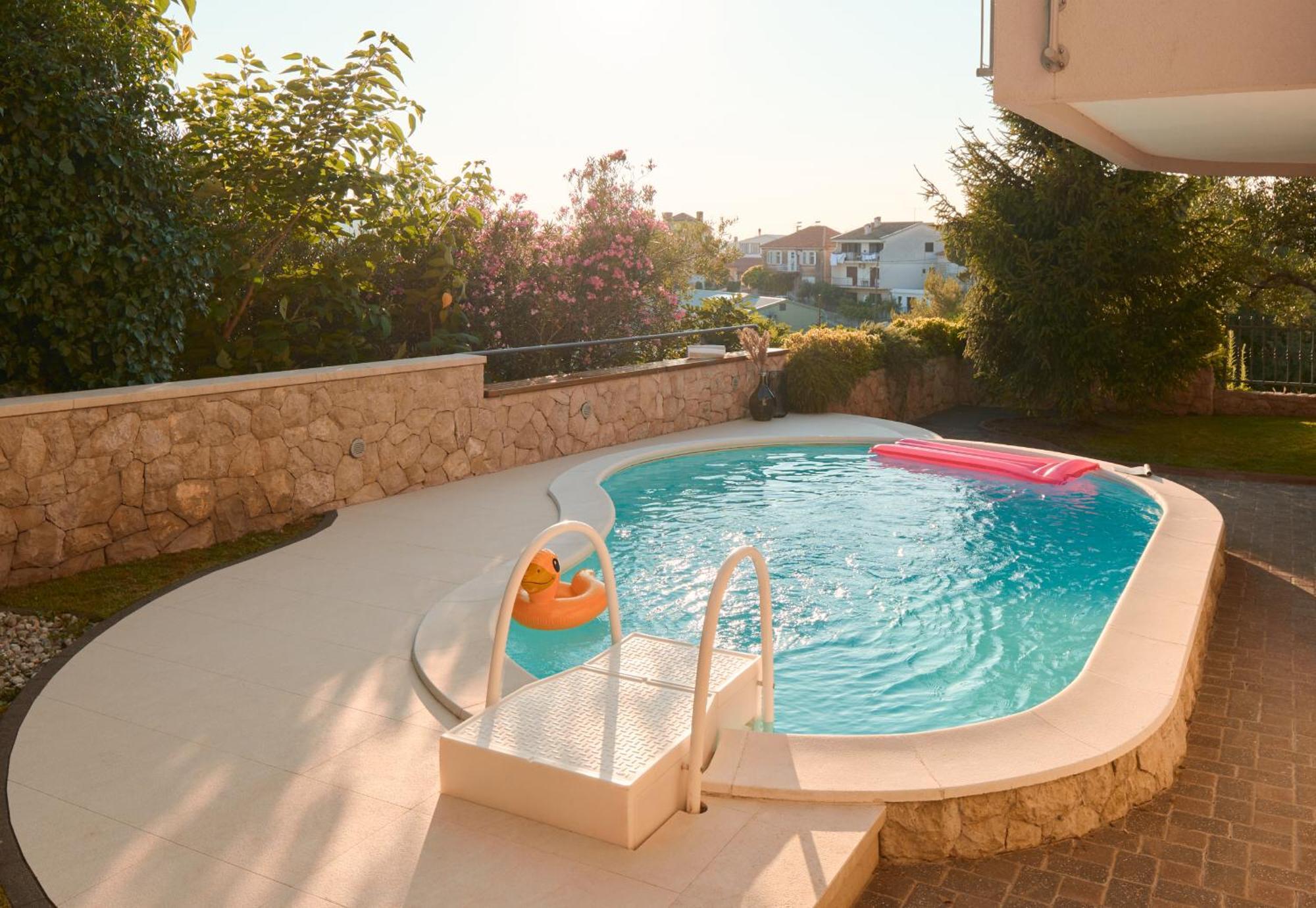 Luxurious City Retreat With Pool シベニク エクステリア 写真