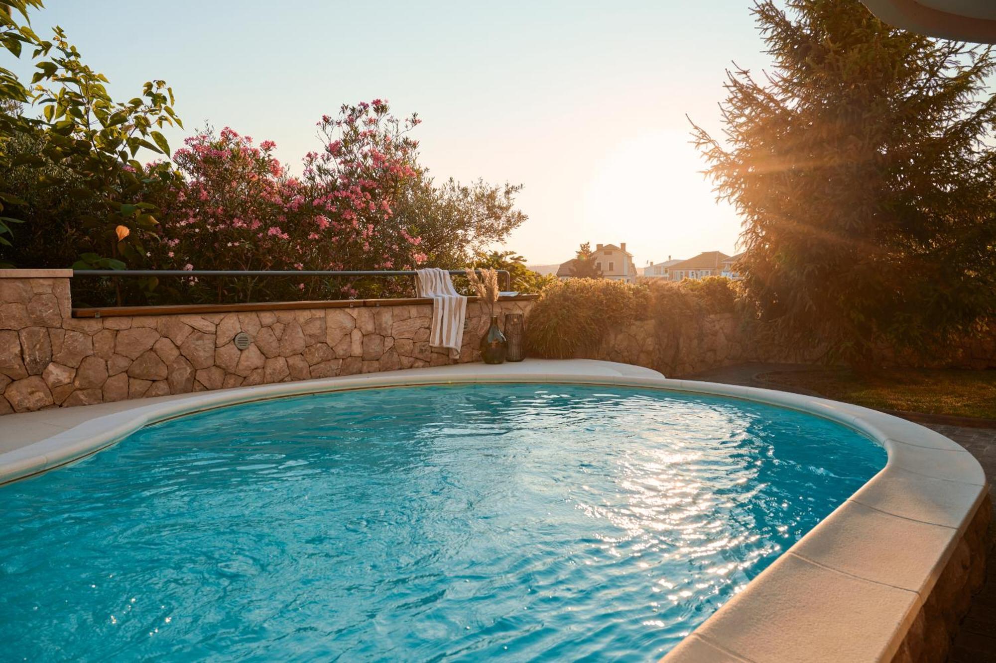 Luxurious City Retreat With Pool シベニク エクステリア 写真